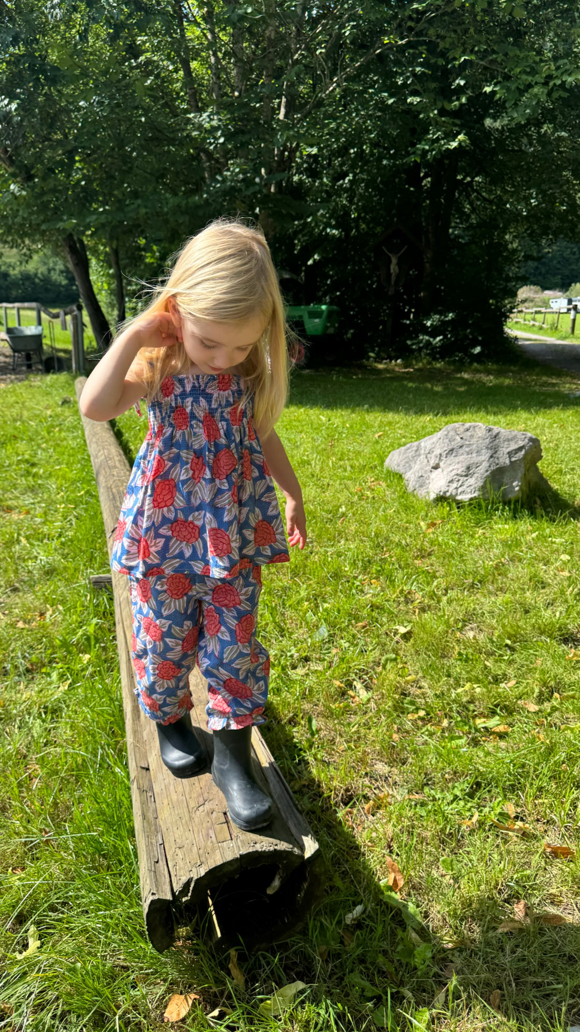 Matching Outfit - Big red flowers